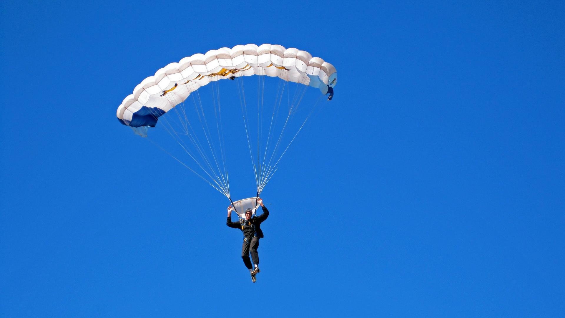 《电竞赛事现场纪实：记者带你一探究竟》，电竞赛事看点